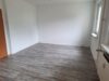 3-Zimmer Wohnung mit Balkon - Muster-Wohnzimmer